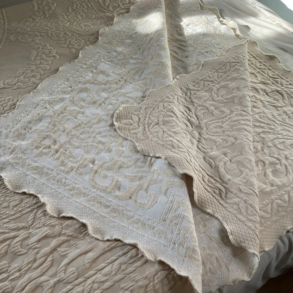 Domestications Jacquard Coverlet 2 Shams Medallion Center Scalloped Portugal